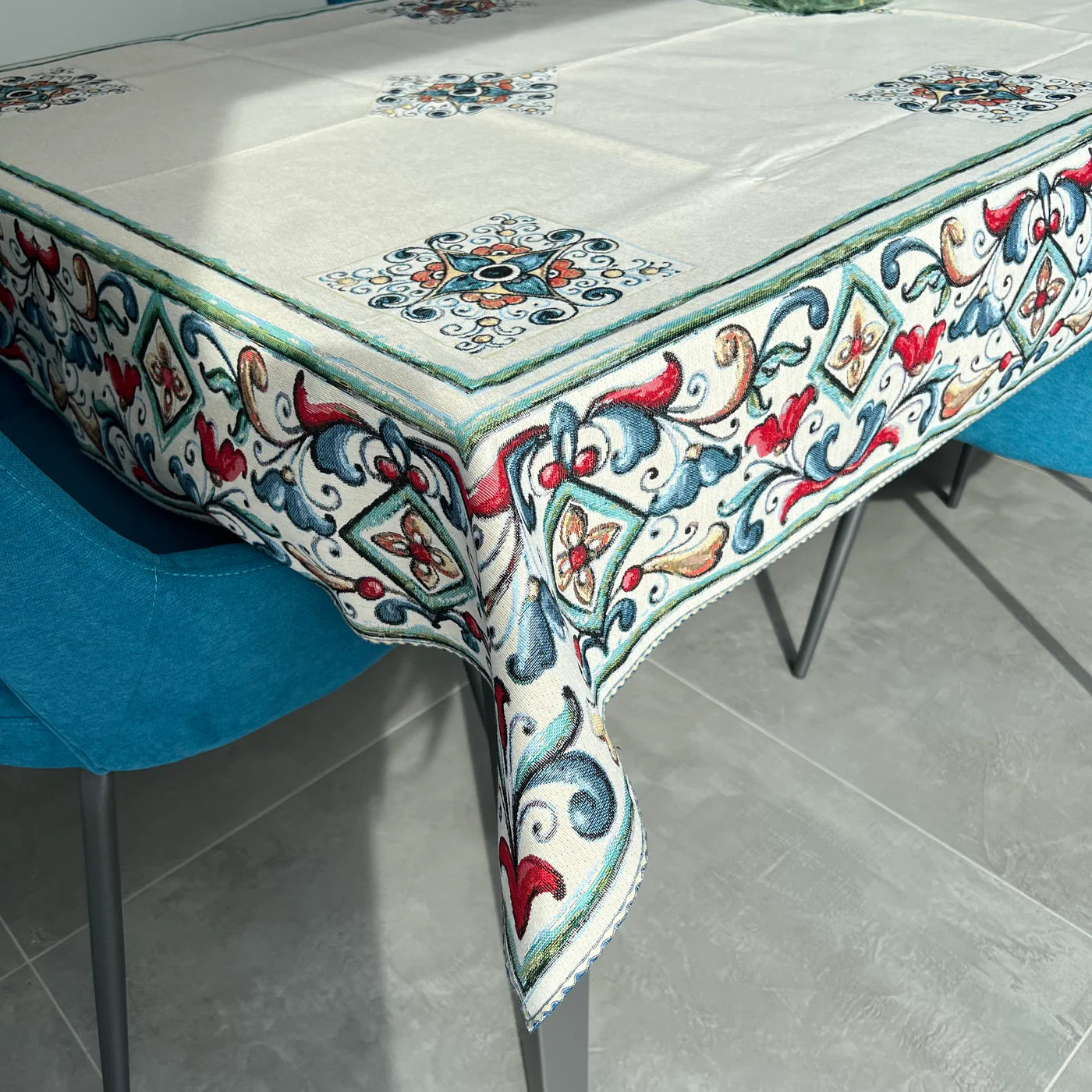 Tovaglia / Copritavolo in Gobelin Jacquard — dis. Maiolica azzurra e rossa in varie misure