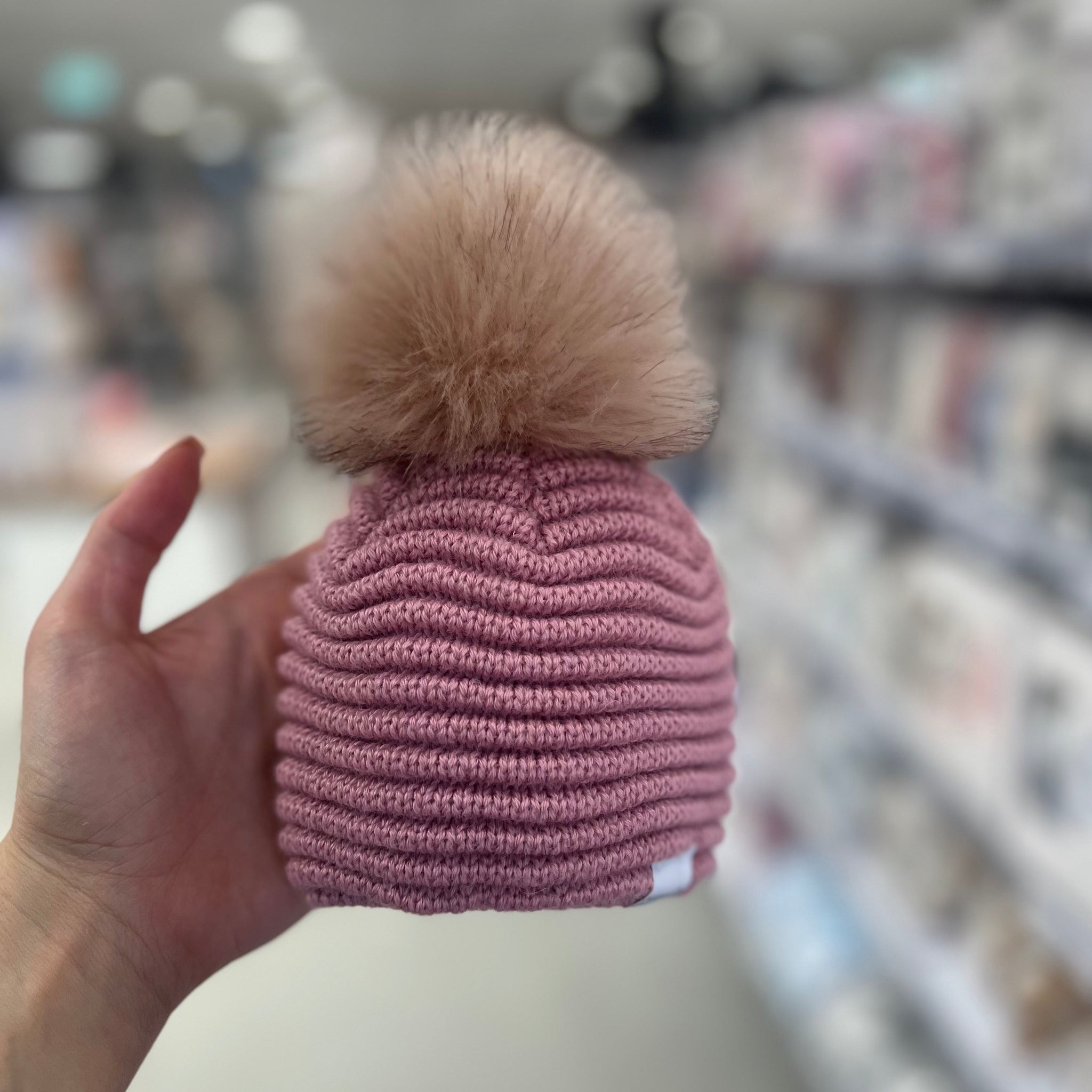 Cappellino neonato in maglia con pompon - Rosa