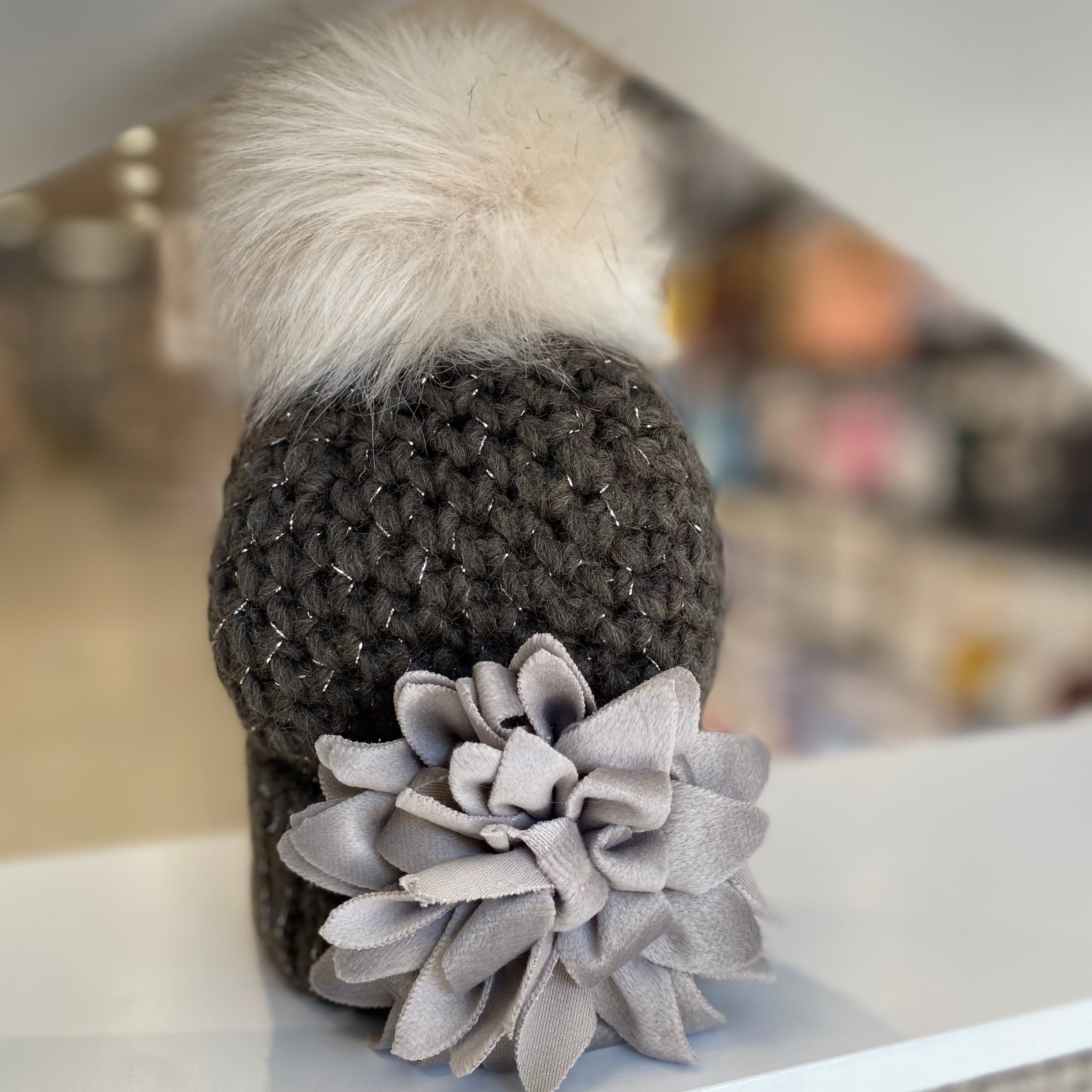 Cappellino neonato in maglia con fiore e Pompon - Fango